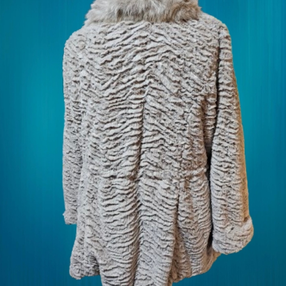 📣 Dennis Basso Very Soft Coat Lightweight Stylish Size Medium 😍 NWOT - Picture 2 of 5